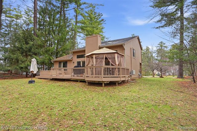 4145 Cumberland Ct, Commerce Twp, MI 48390