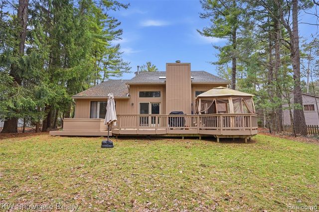 4145 Cumberland Ct, Commerce Twp, MI 48390