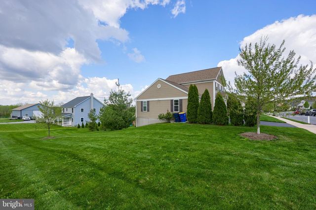 100 KENNETH DR, Leola, PA 17540