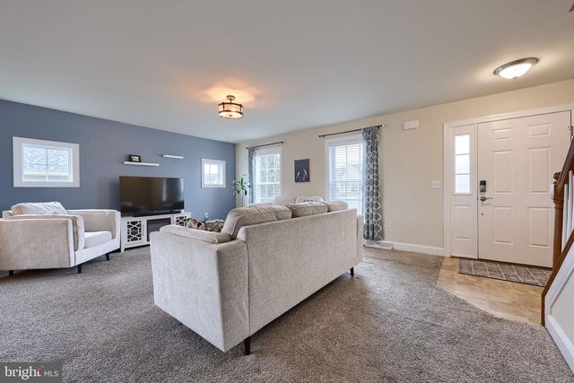 100 KENNETH DR, Leola, PA 17540