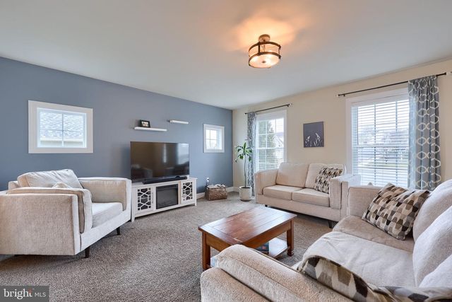100 KENNETH DR, Leola, PA 17540