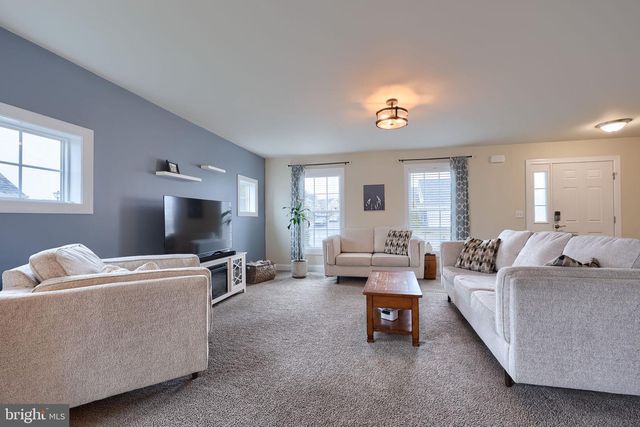 100 KENNETH DR, Leola, PA 17540