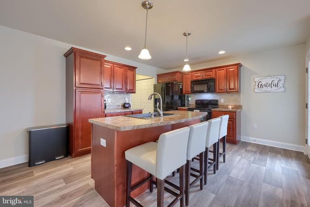100 KENNETH DR, Leola, PA 17540