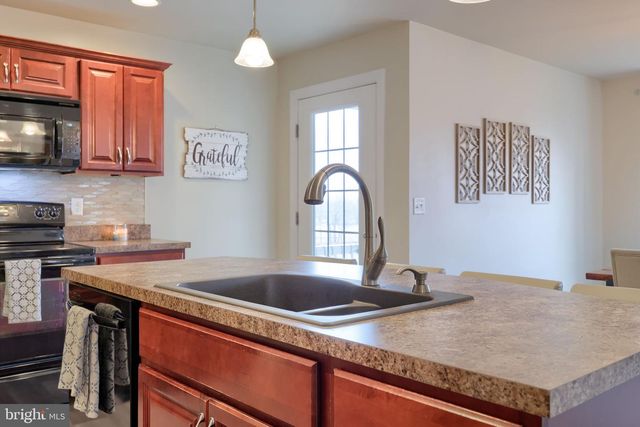 100 KENNETH DR, Leola, PA 17540