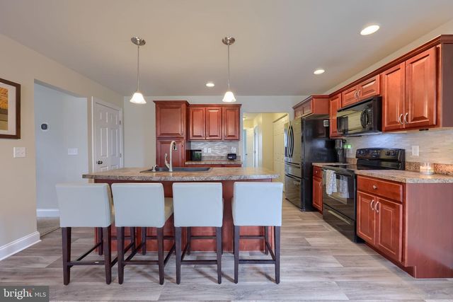 100 KENNETH DR, Leola, PA 17540