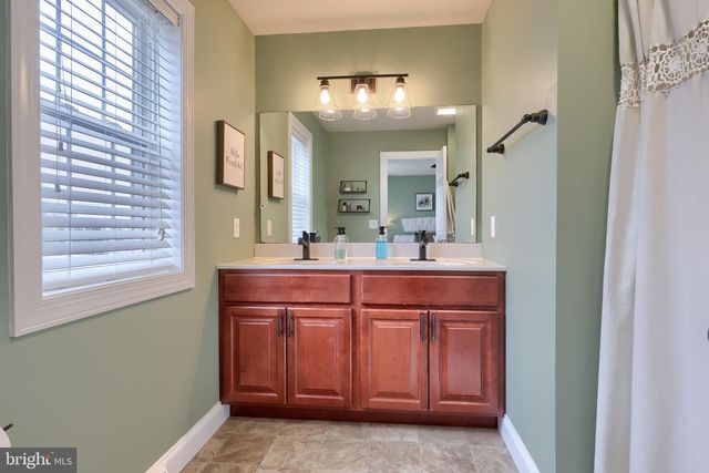 100 KENNETH DR, Leola, PA 17540