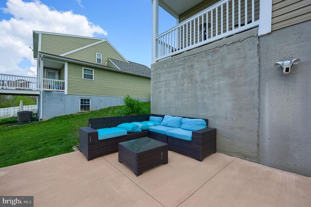 100 KENNETH DR, Leola, PA 17540