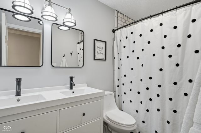 700 Round Court, Zionsville, IN 46077