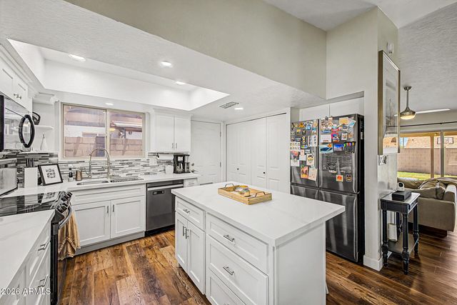 331 W TARO Lane, Phoenix, AZ 85027