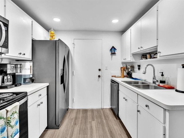 800 NE 195th St 716, Miami, FL 33179