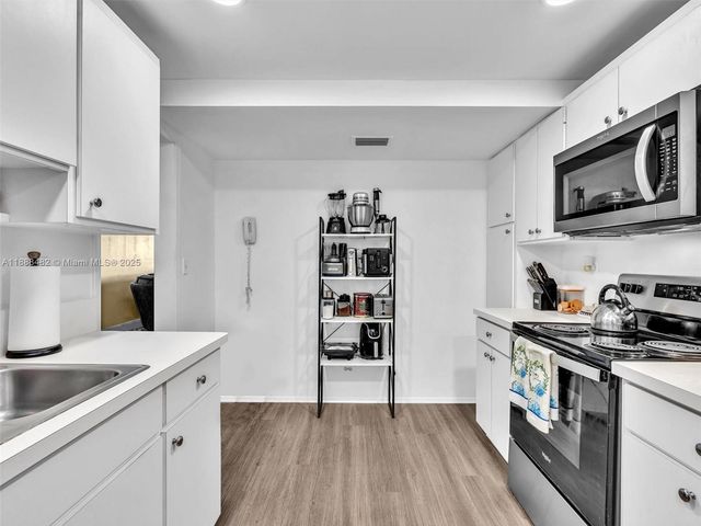 800 NE 195th St 716, Miami, FL 33179