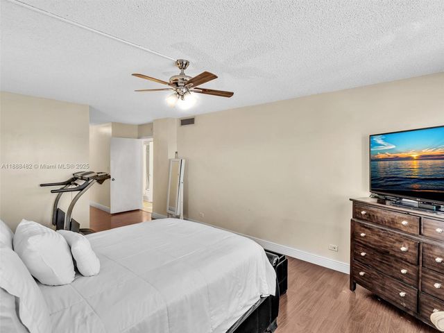 800 NE 195th St 716, Miami, FL 33179