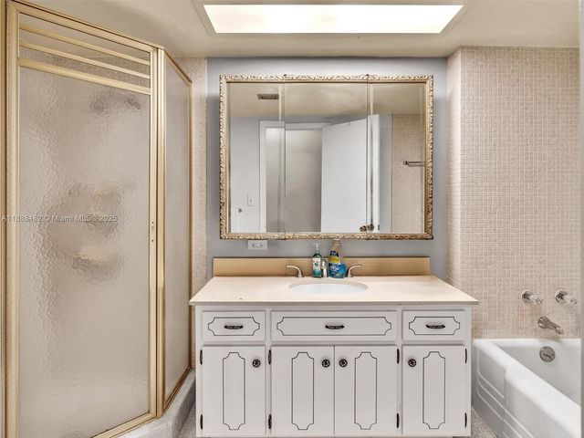 800 NE 195th St 716, Miami, FL 33179