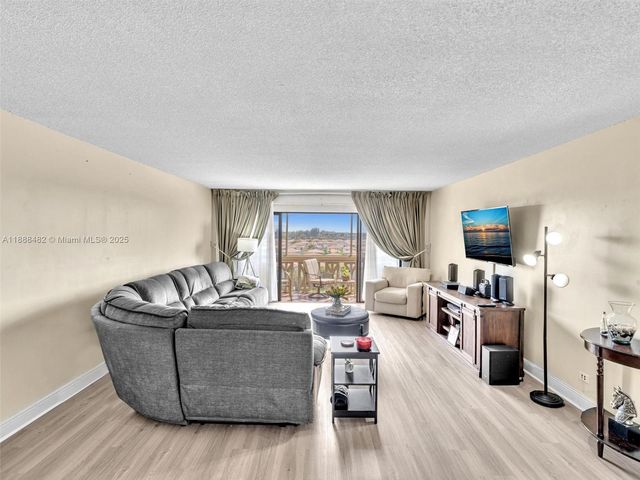 800 NE 195th St 716, Miami, FL 33179