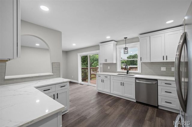 628 Hickory Knoll Court, Ballwin, MO 63021