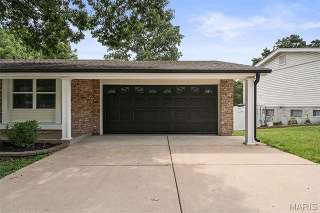 628 Hickory Knoll Court, Ballwin, MO 63021