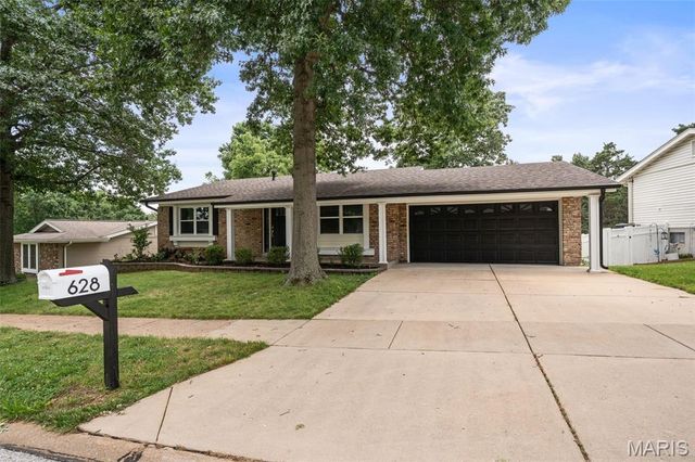 628 Hickory Knoll Court, Ballwin, MO 63021