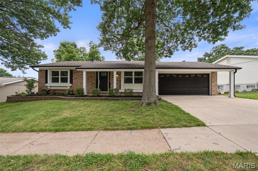 628 Hickory Knoll Court, Ballwin, MO 63021