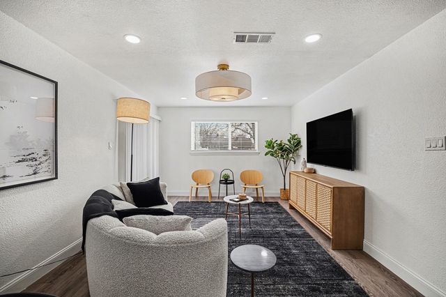 718 E Pecan Street 718, Hurst, TX 76053