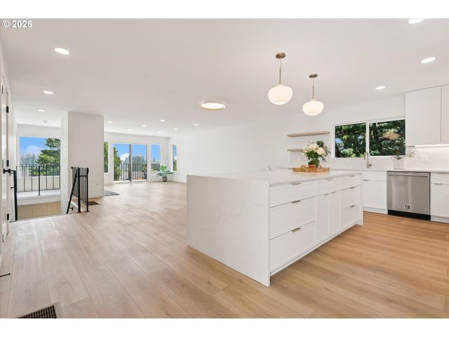 60 CONDOLEA Ter, Lake Oswego, OR 97035