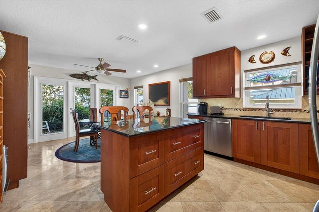 1671 WATERMARK CIRCLE NE, St Petersburg, FL 33702