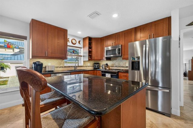 1671 WATERMARK CIRCLE NE, St Petersburg, FL 33702