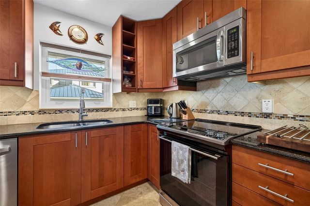 1671 WATERMARK CIRCLE NE, St Petersburg, FL 33702