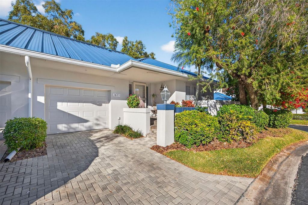 Image 1 of property listing at 1671 WATERMARK CIRCLE NE, St Petersburg, FL 33702