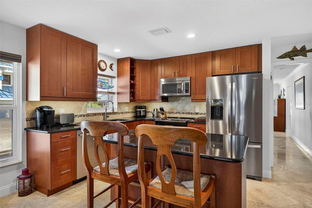 Image 11 of property listing at 1671 WATERMARK CIRCLE NE, St Petersburg, FL 33702