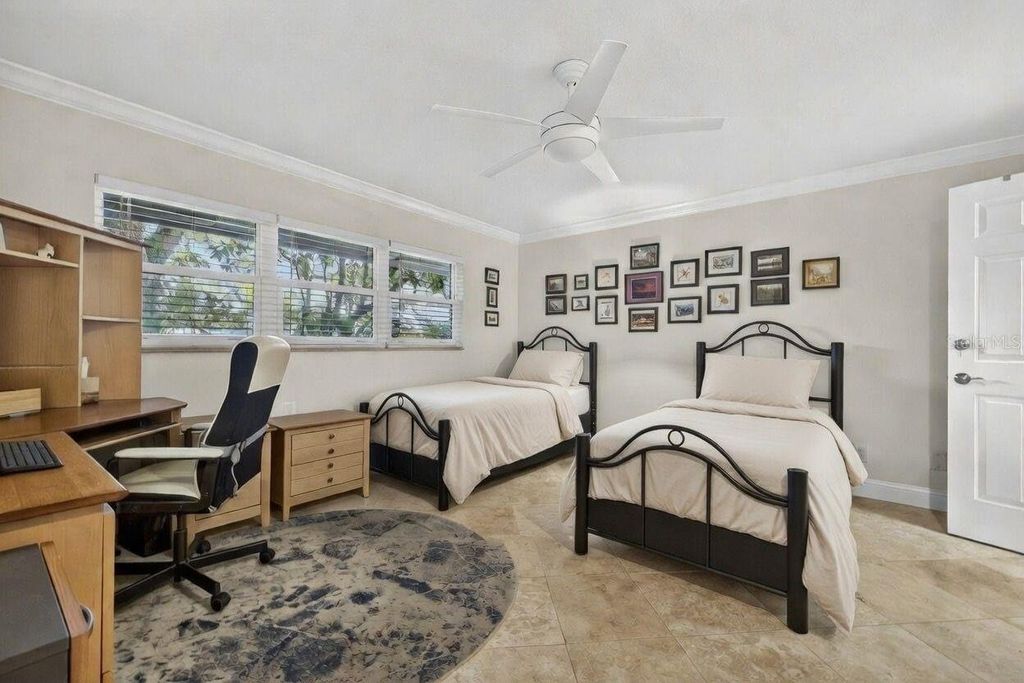 Image 22 of property listing at 1671 WATERMARK CIRCLE NE, St Petersburg, FL 33702