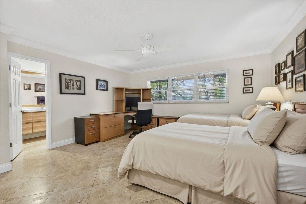 Image 23 of property listing at 1671 WATERMARK CIRCLE NE, St Petersburg, FL 33702