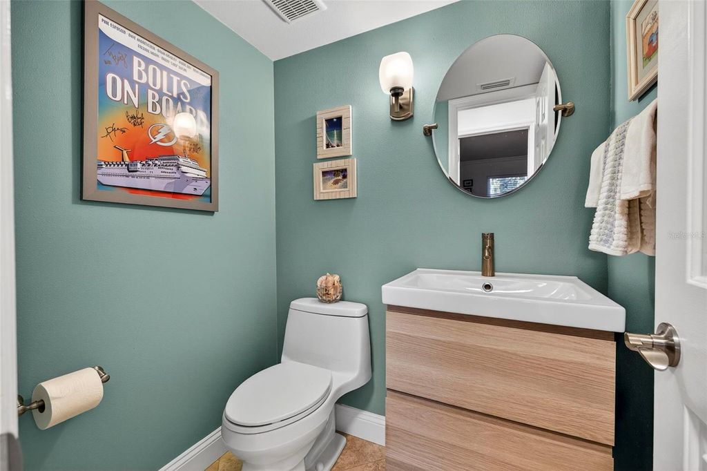 Image 27 of property listing at 1671 WATERMARK CIRCLE NE, St Petersburg, FL 33702