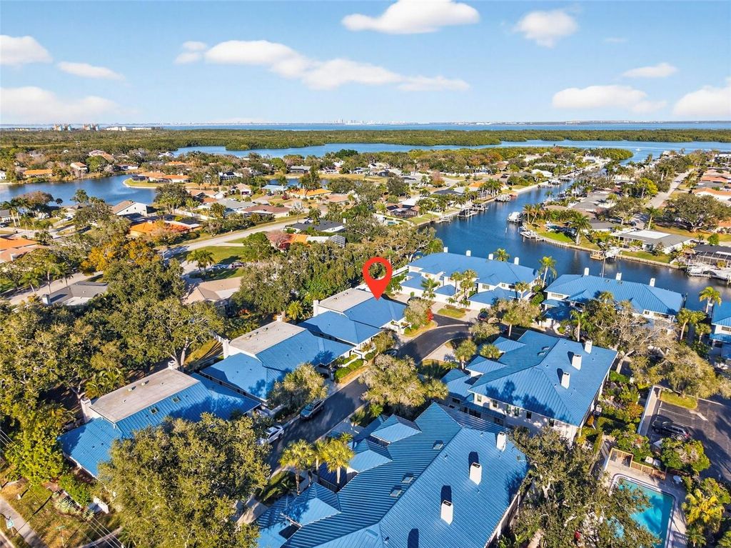 Image 4 of property listing at 1671 WATERMARK CIRCLE NE, St Petersburg, FL 33702