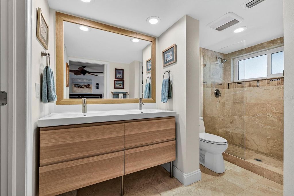 Image 33 of property listing at 1671 WATERMARK CIRCLE NE, St Petersburg, FL 33702