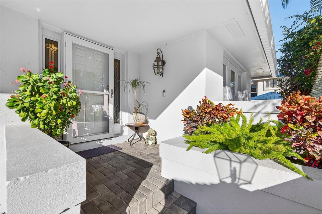 Image 5 of property listing at 1671 WATERMARK CIRCLE NE, St Petersburg, FL 33702