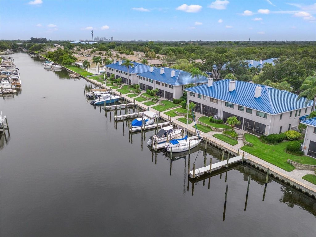 Image 43 of property listing at 1671 WATERMARK CIRCLE NE, St Petersburg, FL 33702