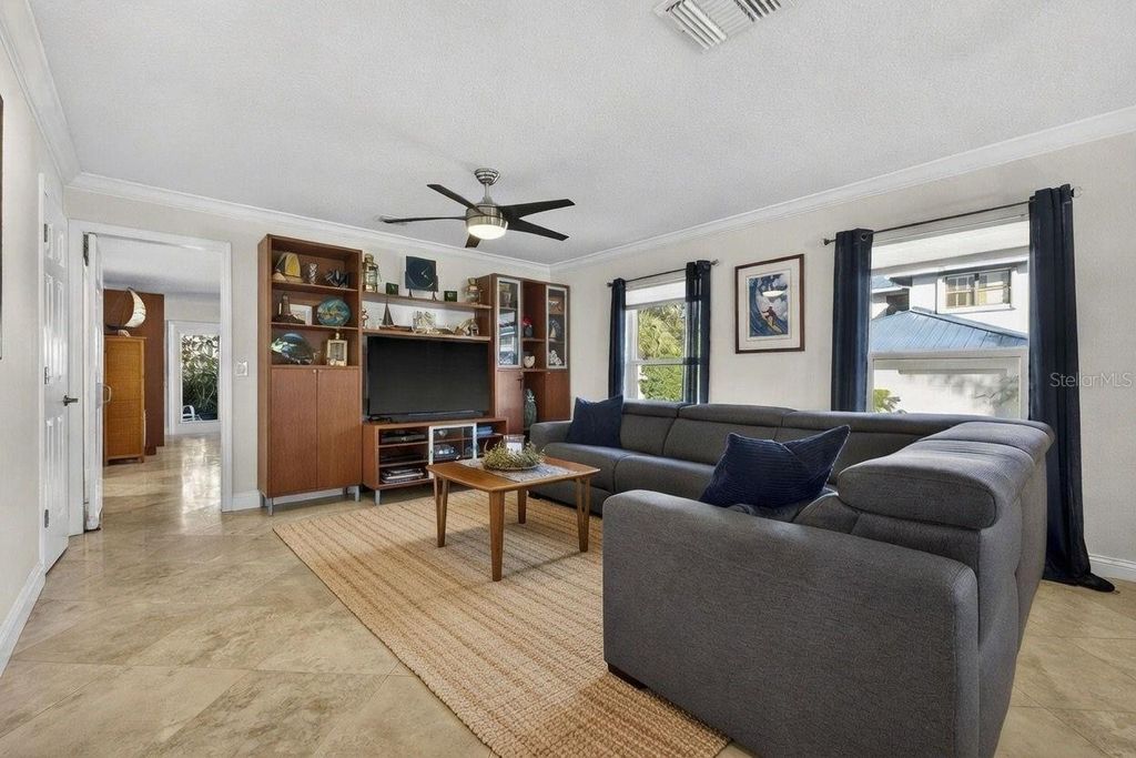 Image 8 of property listing at 1671 WATERMARK CIRCLE NE, St Petersburg, FL 33702