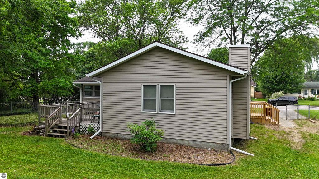 Image 3 of property listing at 1817 Stockman, Mt Pleasant, MI 48858