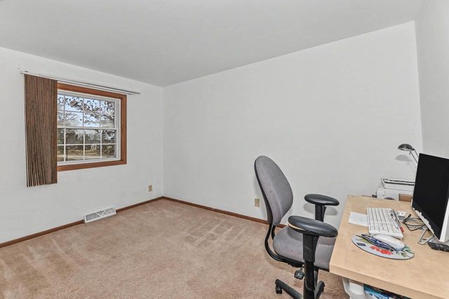 747 E Quail RUN, Oak Creek, WI 53154