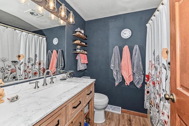 747 E Quail RUN, Oak Creek, WI 53154