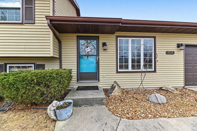 747 E Quail RUN, Oak Creek, WI 53154