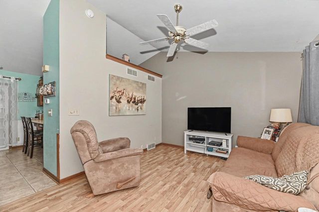 747 E Quail RUN, Oak Creek, WI 53154