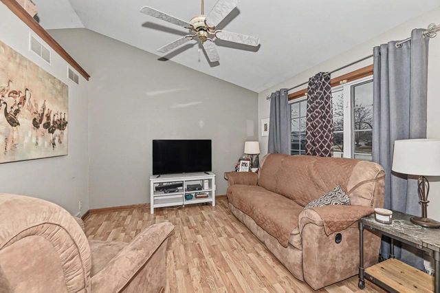 747 E Quail RUN, Oak Creek, WI 53154