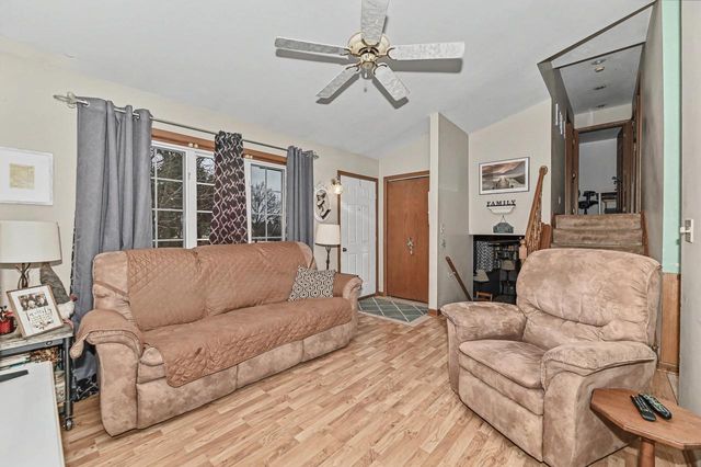 747 E Quail RUN, Oak Creek, WI 53154