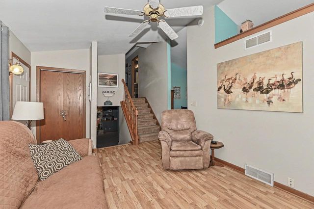 747 E Quail RUN, Oak Creek, WI 53154