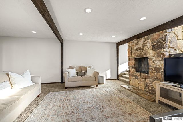 406 S 150th Circle, Omaha, NE 68154