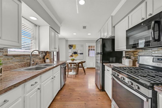 115 S 8th Street, Alvin, TX 77511
