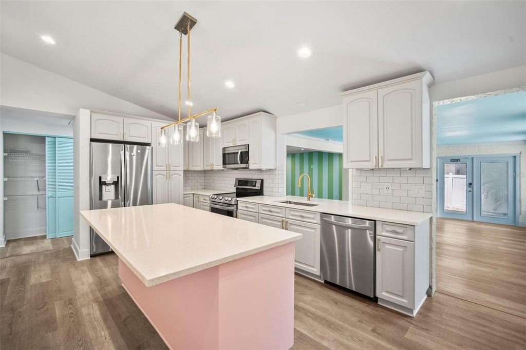 Image 12 of property listing at 14030 79TH AVENUE, Seminole, FL 33776
