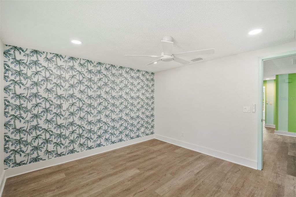 Image 18 of property listing at 14030 79TH AVENUE, Seminole, FL 33776