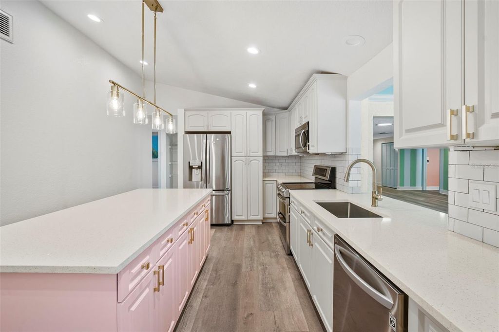 Image 30 of property listing at 14030 79TH AVENUE, Seminole, FL 33776